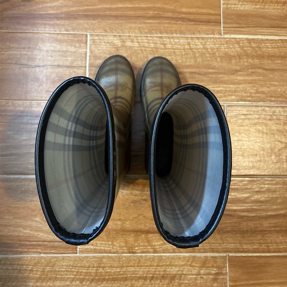 Burberry rain boots size 7 - Picture 5 of 6